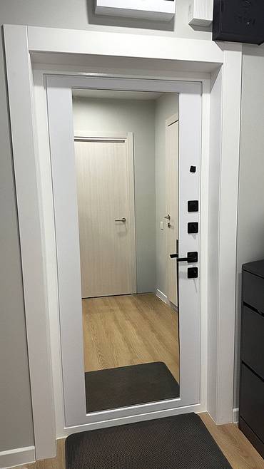 Белая дверь с зеркалом внутри