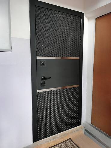 Дверь с хромированными полосами