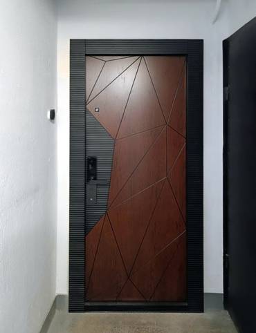 Дверь с зеркалом и умным замком