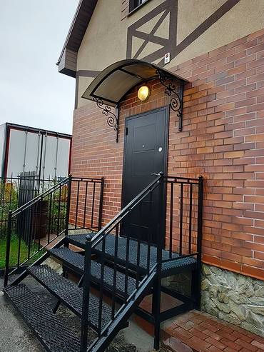 Козырёк над дверью